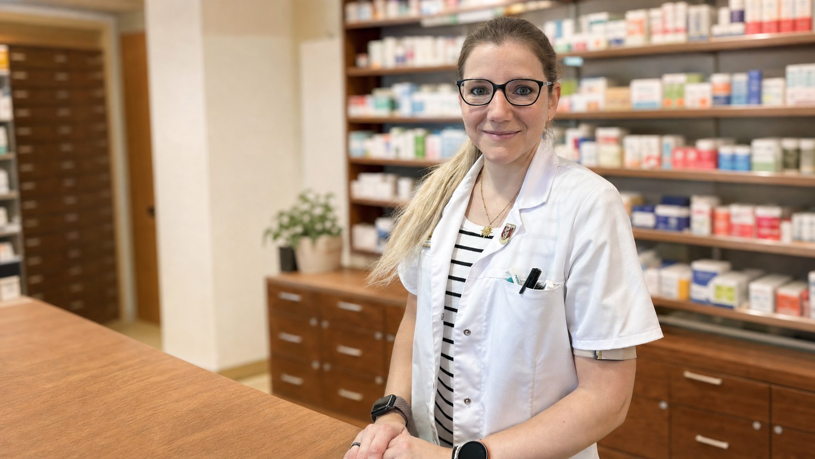 Mag.pharm. Elisa Gerstbauer in der Franzensbrücken-Apotheke